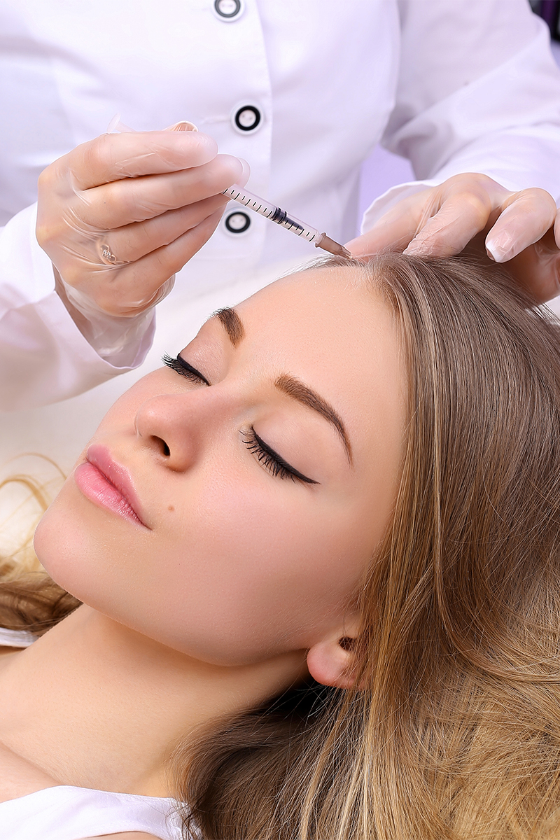Female,Beautician,Makes,Injection,Of,Vitamins,And,Minerals,In,The